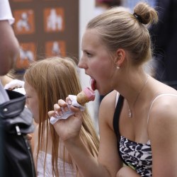 Девушка кушает вкусное мороженое 2