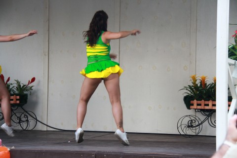 Танцы в зеленой короткой юбке (29 фото)