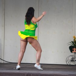 Танцы в зеленой короткой юбке (29 фото) 3