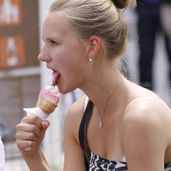 Девушка кушает вкусное мороженое 6