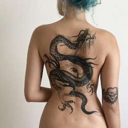 Девушки с татуировкой дракона (32шт) 13