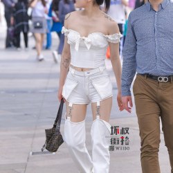 Азиатка в белых коротких шортах 3