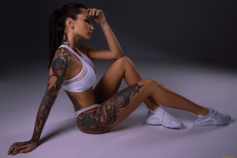 Beautiful girls with tattoos (20 photos)