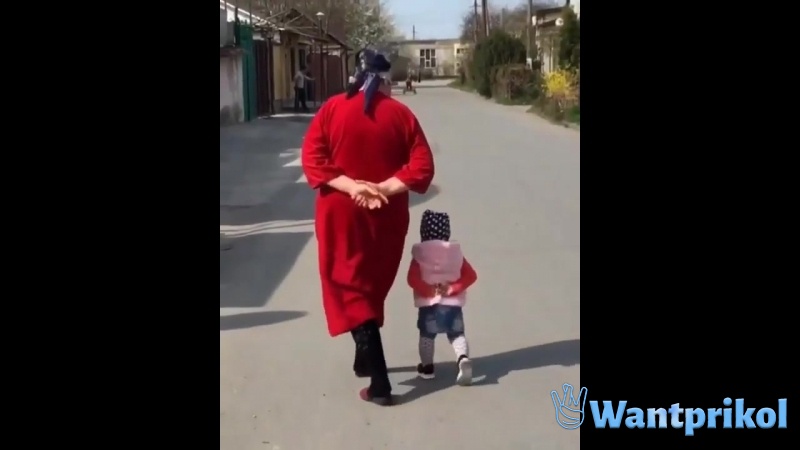 The girl repeats her grandmother's gait. Video joke