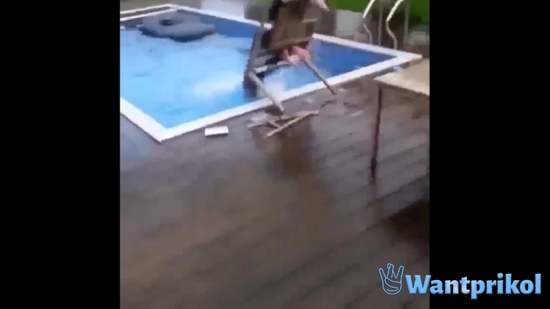 Прыжок со стола в бассейн. Видео прикол