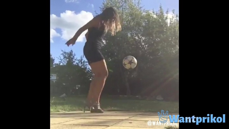 Девушка в платье и на каблуках набивает мяч. Видео прикол