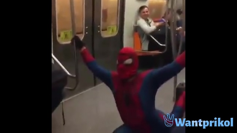 Человек-паук в метро. Видео прикол