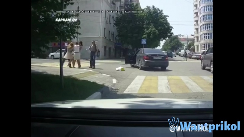 Разборка девушек на пешеходном переходе. Видео прикол