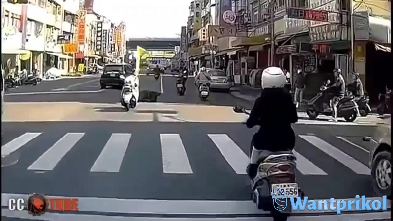 Девушка за рулем скутера