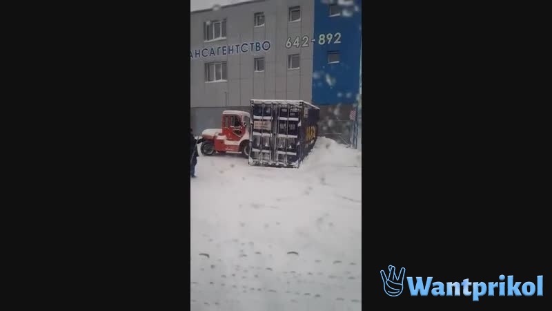 Чистка снега большим контейнером