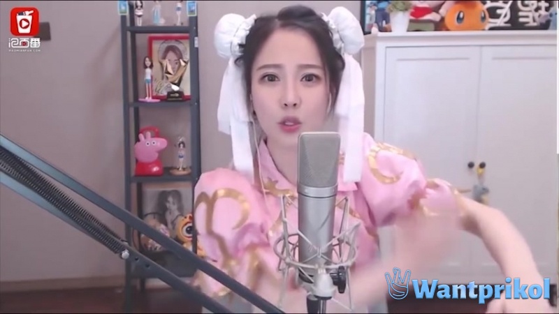 Азиатка с красивым голосом
