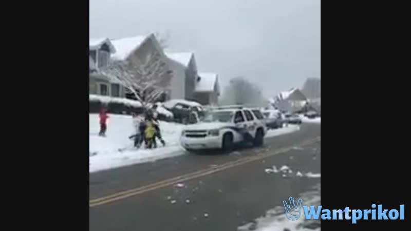 Дети закидали полицейских снежками. Видео прикол