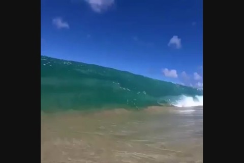 Красивая падающая волна