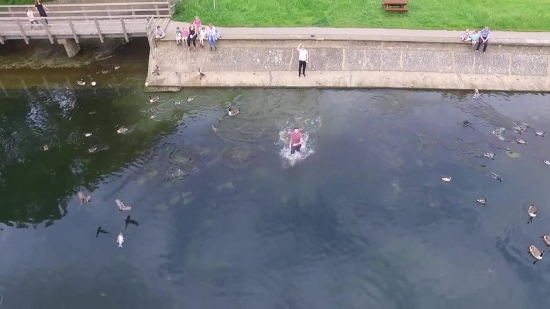 Парень спасает свой дрон от падения в воду. Видео прикол