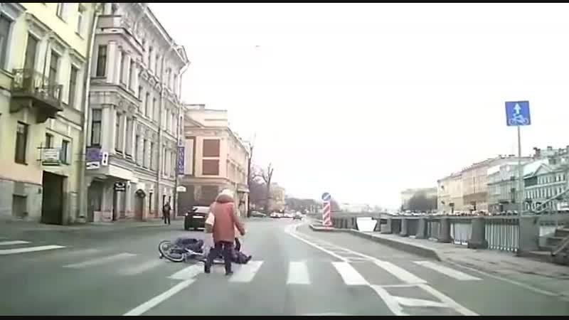 Велосипедист сбил девушку