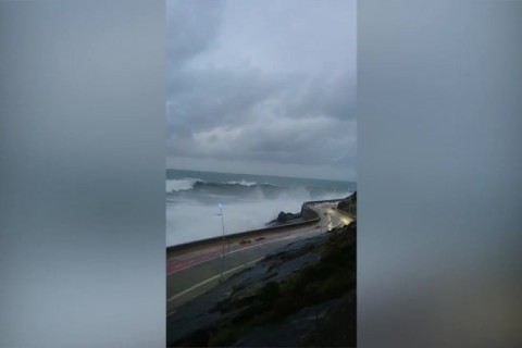 Огромная волна накрывает прибрежную трассу