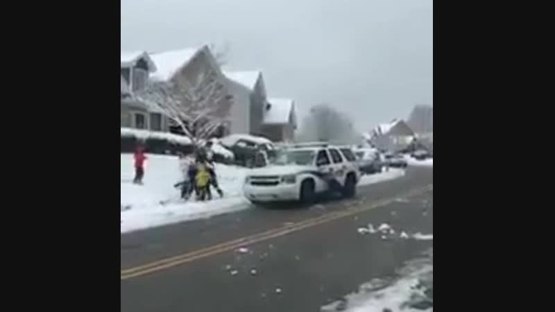 The children threw snowballs at the police. Video joke