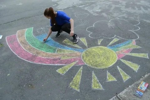 Children's drawings on asphalt (20 photos)